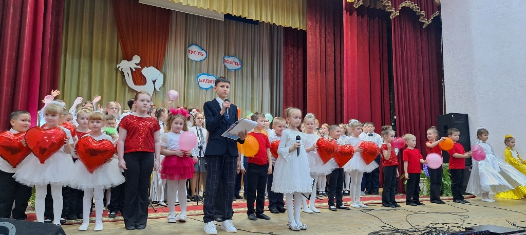 В брянской Красной Горе состоялся концерт ко Дню матери