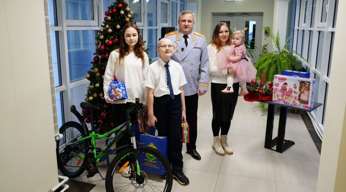 Начальник Брянского УМВД исполнил новогоднее желание 10-летнего Кирилла