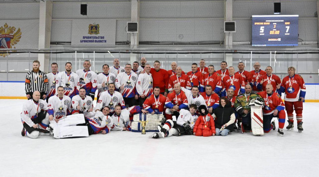 В Брянске прошел праздничный хоккейный матч