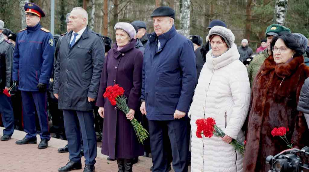 В Брянске в День Героев Отечества состоялась церемония возложения цветов 