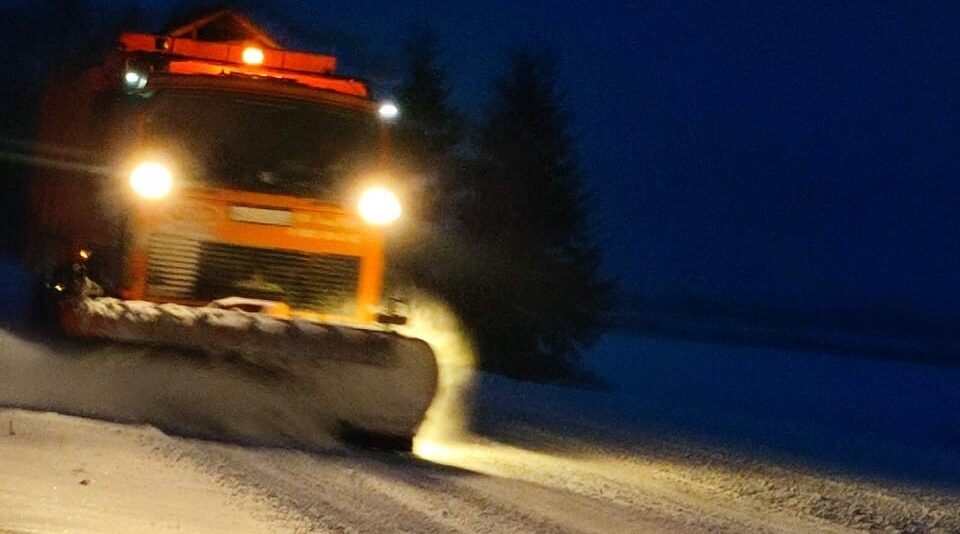 На Брянщине ведется круглосуточная очистка и обработка автодорог