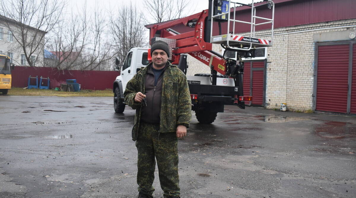 В Клетнянском районе Брянщины коммунальному предприятию передали автогидроподъемник