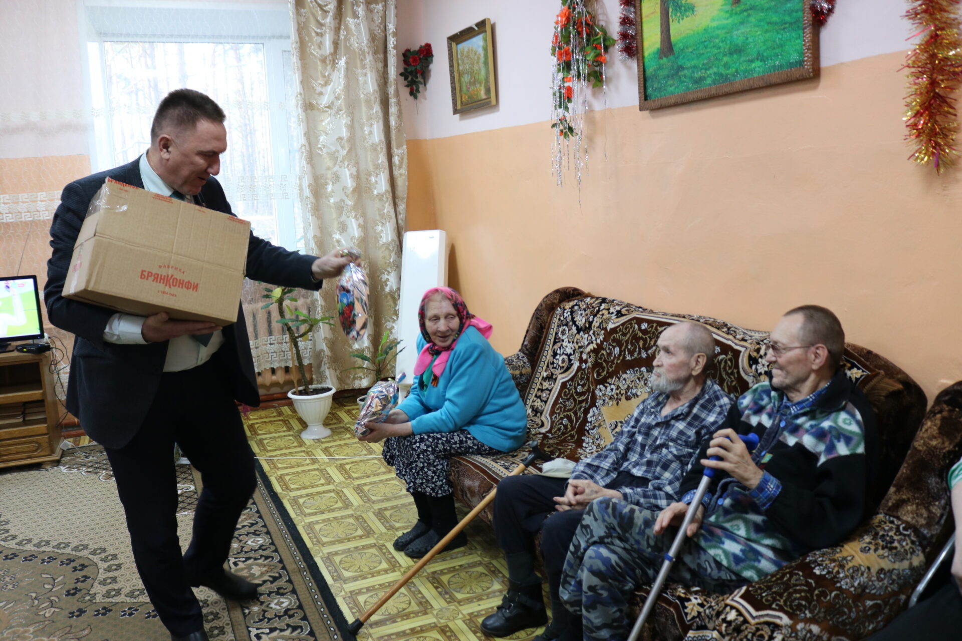 Подарки и поздравления для пожилых людей в отделении временного проживания брянской Красной Горы