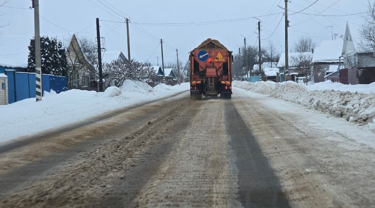 На Брянщине продолжается очистка и обработка автодорог 