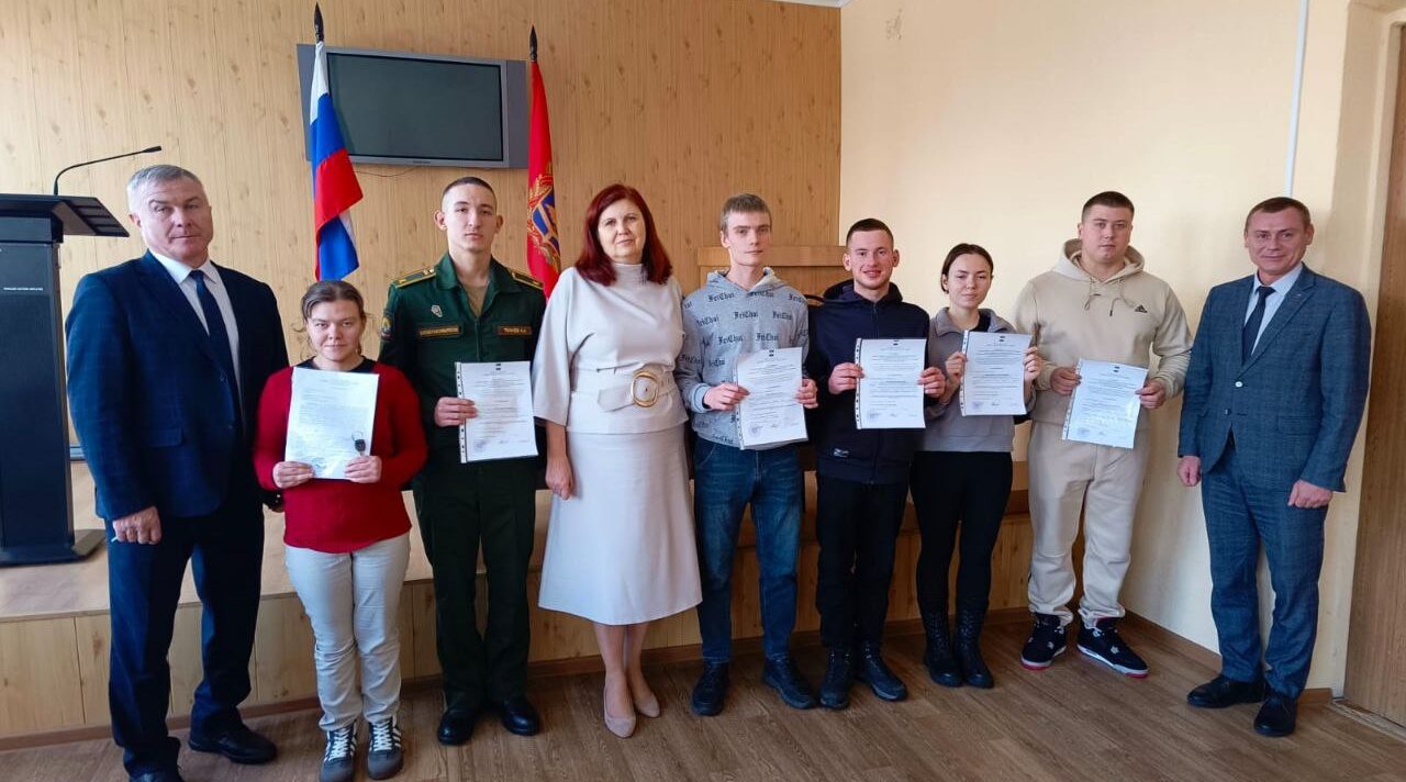 В Почепском районе Брянщины 16 детям — сиротам вручили сертификаты на приобретение жилья 