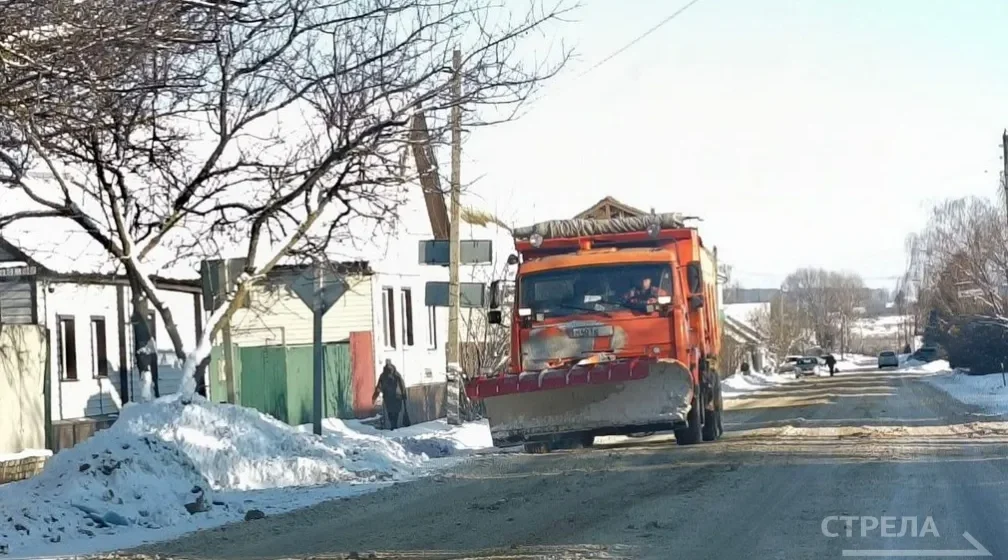 В брянском регионе продолжают расчистку дорог от снега