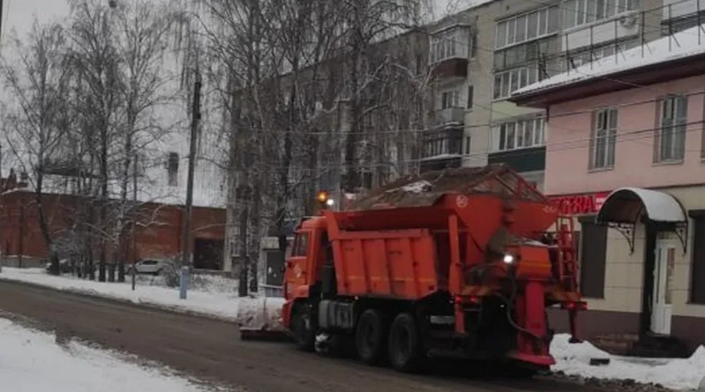 В брянском регионе продолжается оперативная расчистка дорог от снега