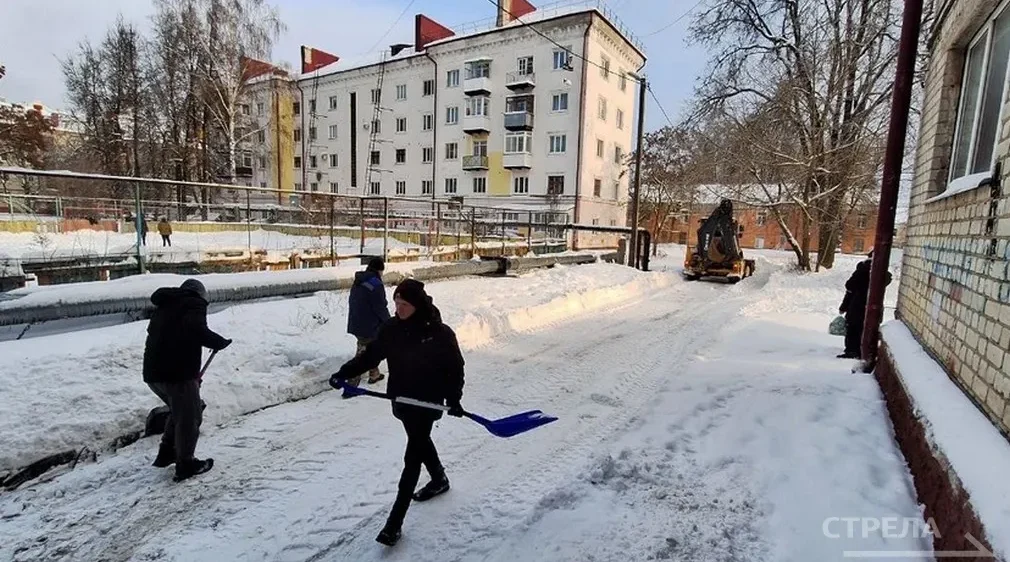 В брянском Шибенце очищают дворы от снега