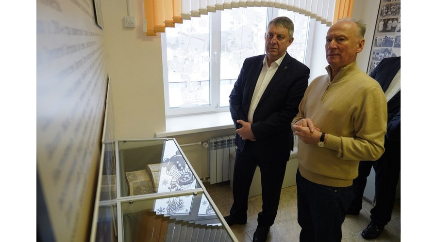  Патрушев и Богомаз посетили школьный музей в брянских Журиничах