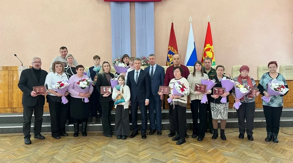 В Клинцах Брянской области семьям погибших воинов СВО передали госнаграды