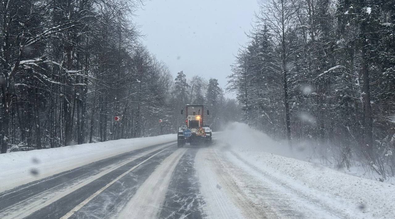 В брянском регионе устраняют последствия снегопада