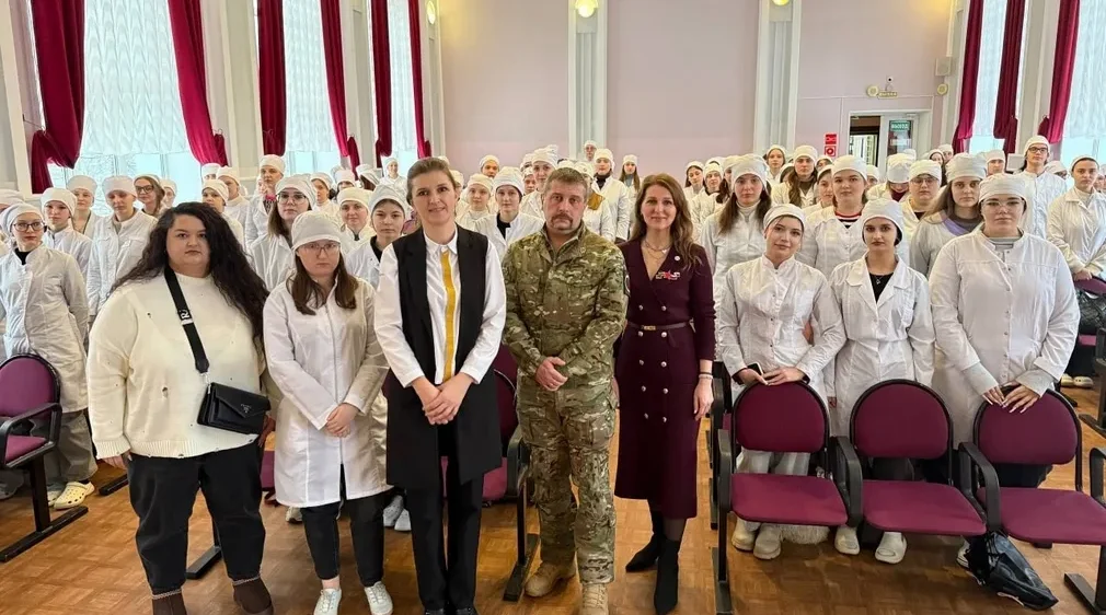 Брянские студенты медколледжа встретились с ветераном СВО