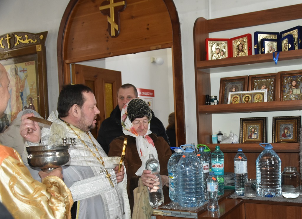 В храмах брянской Красногорщины прошли службы в честь Крещения Господня