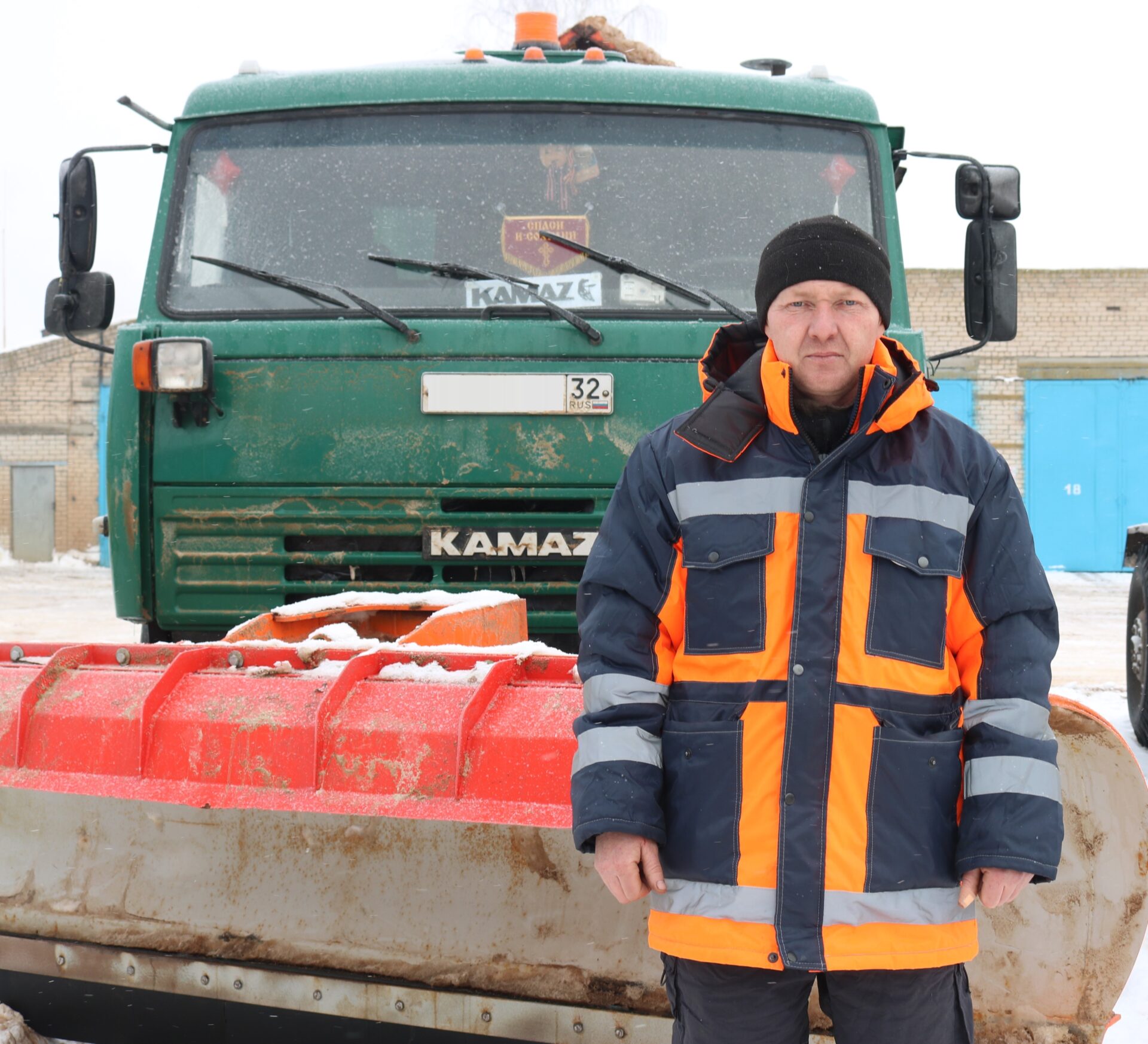 Работник дорожного хозяйства брянской Красногорщины трудится и на расчистке дорог от снега