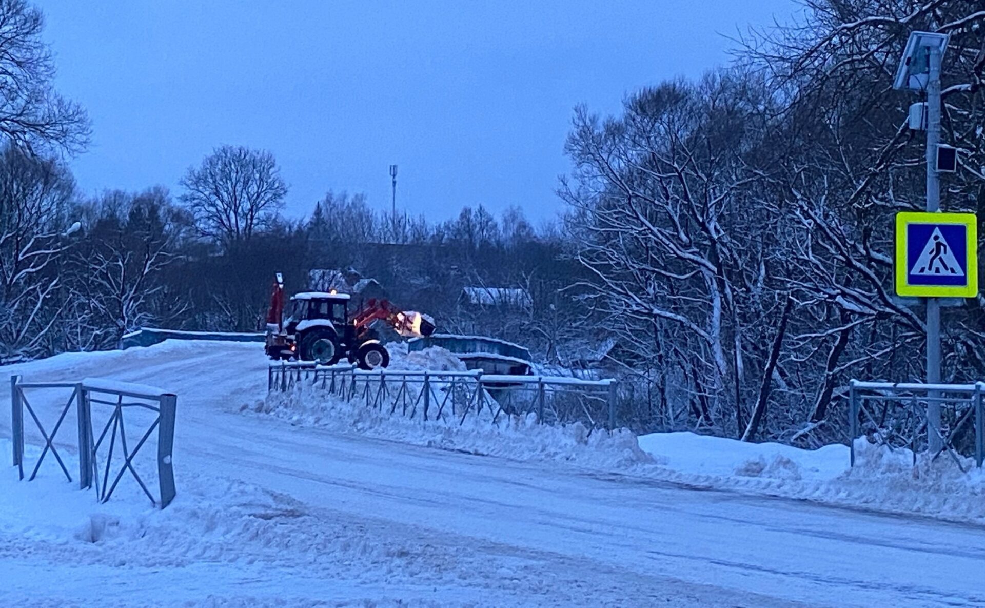 Работники  коммунальной службы  брянской Красногорщины продолжают убирать снег