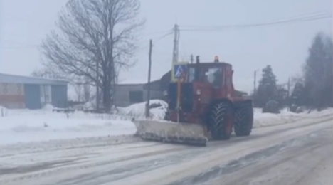 В брянском регионе продолжается очистка и обработка автодорог 