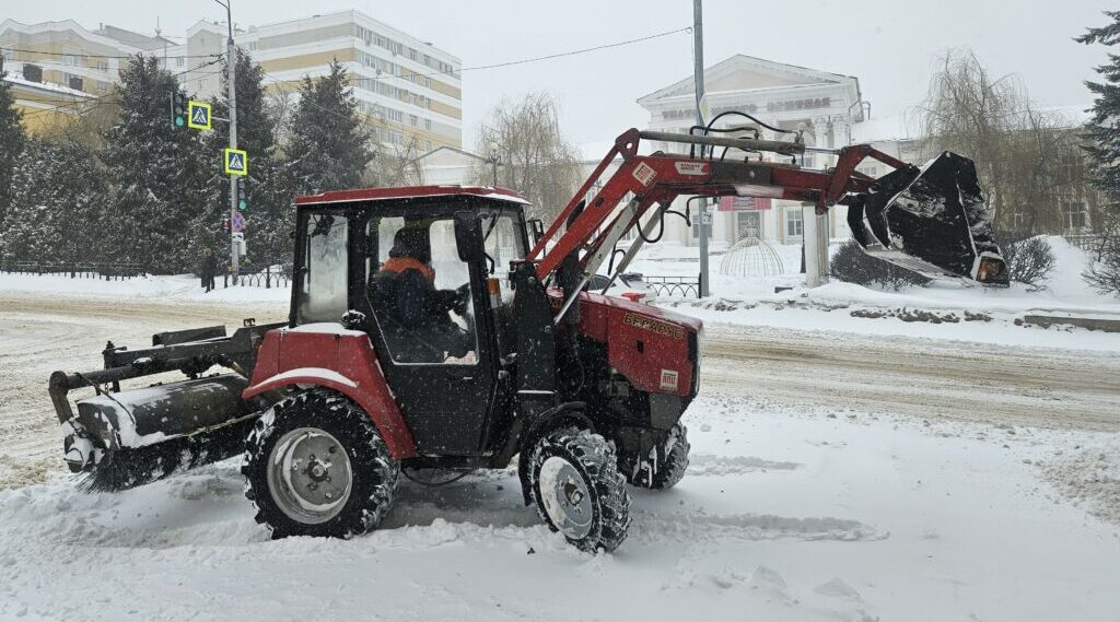 В Брянске снегоуборочная техника работала всю ночь