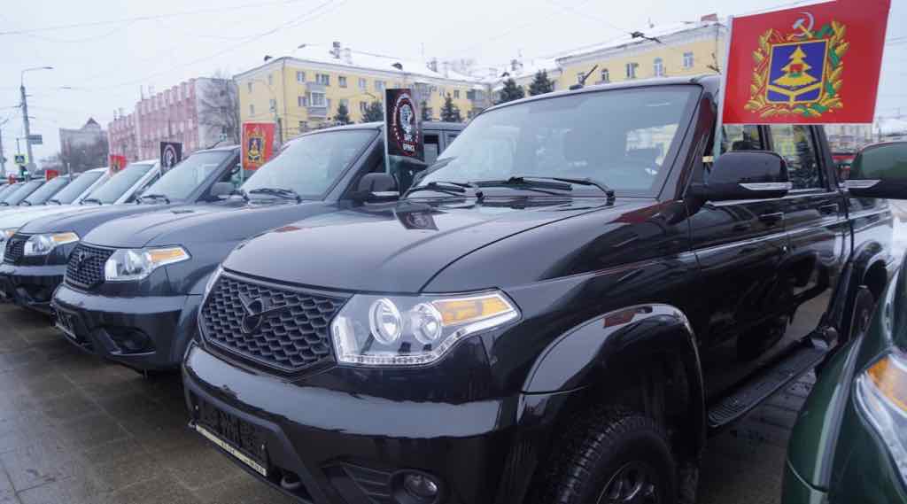 Бойцам брянского «БАРСа» Московская область передала 40 автомобилей 