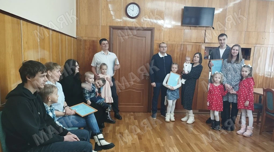 В брянском Новозыбкове семьям вручили жилищные сертификаты на приобретение жилья