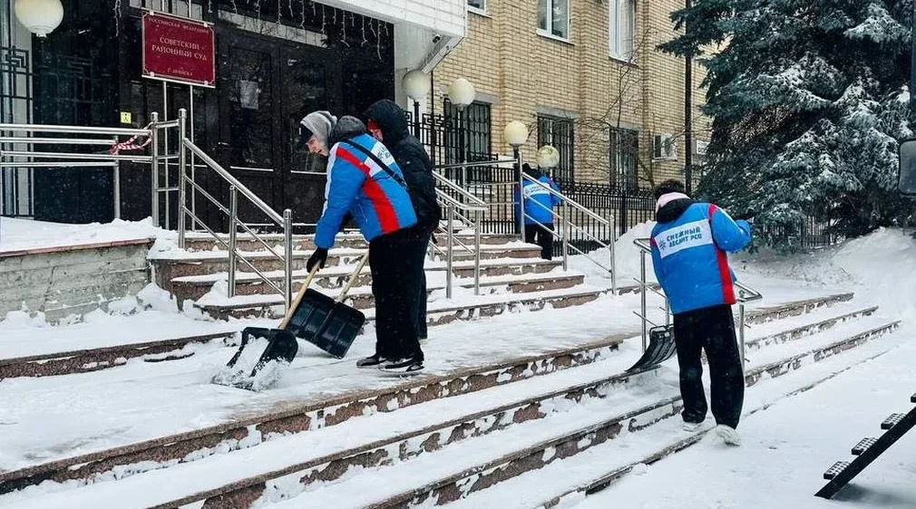 В Брянске дорожным коммунальным службам в уборке снега помогает «Снежный десант РСО»