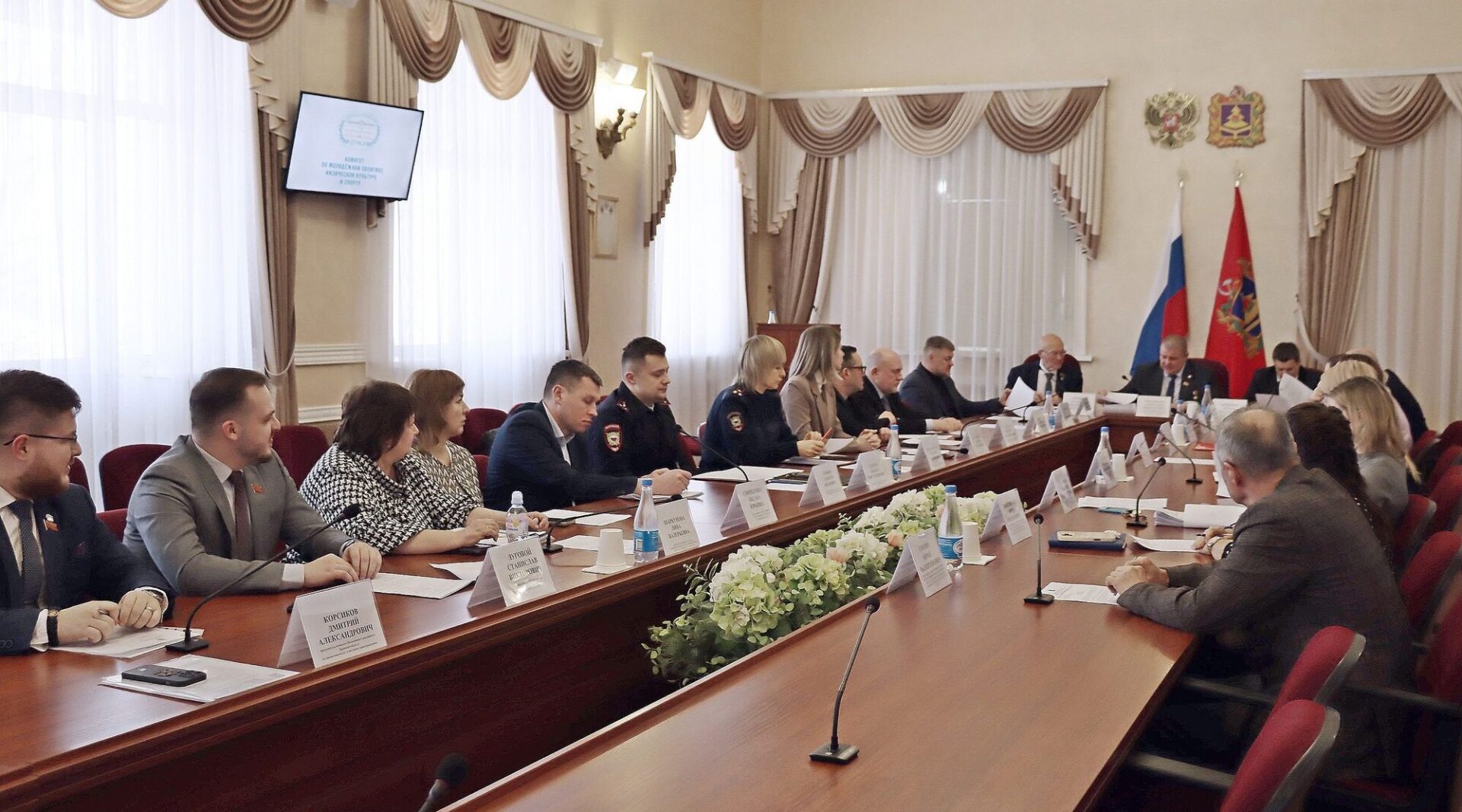 В облдуме депутаты обсудили развитие спорта и молодежной политики на Брянщине