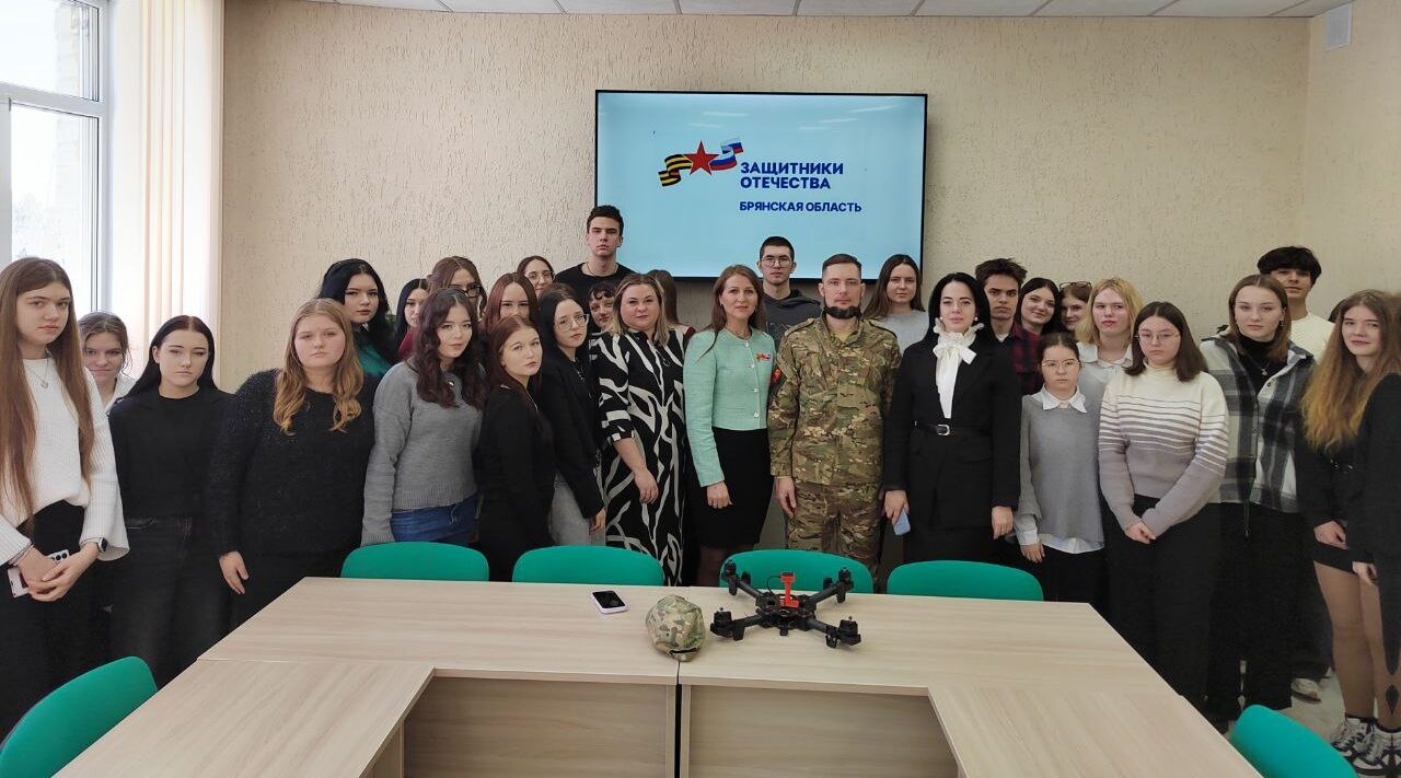 В Брянске ветеран спецоперации Александр Тельнов встретился со студентами техникума