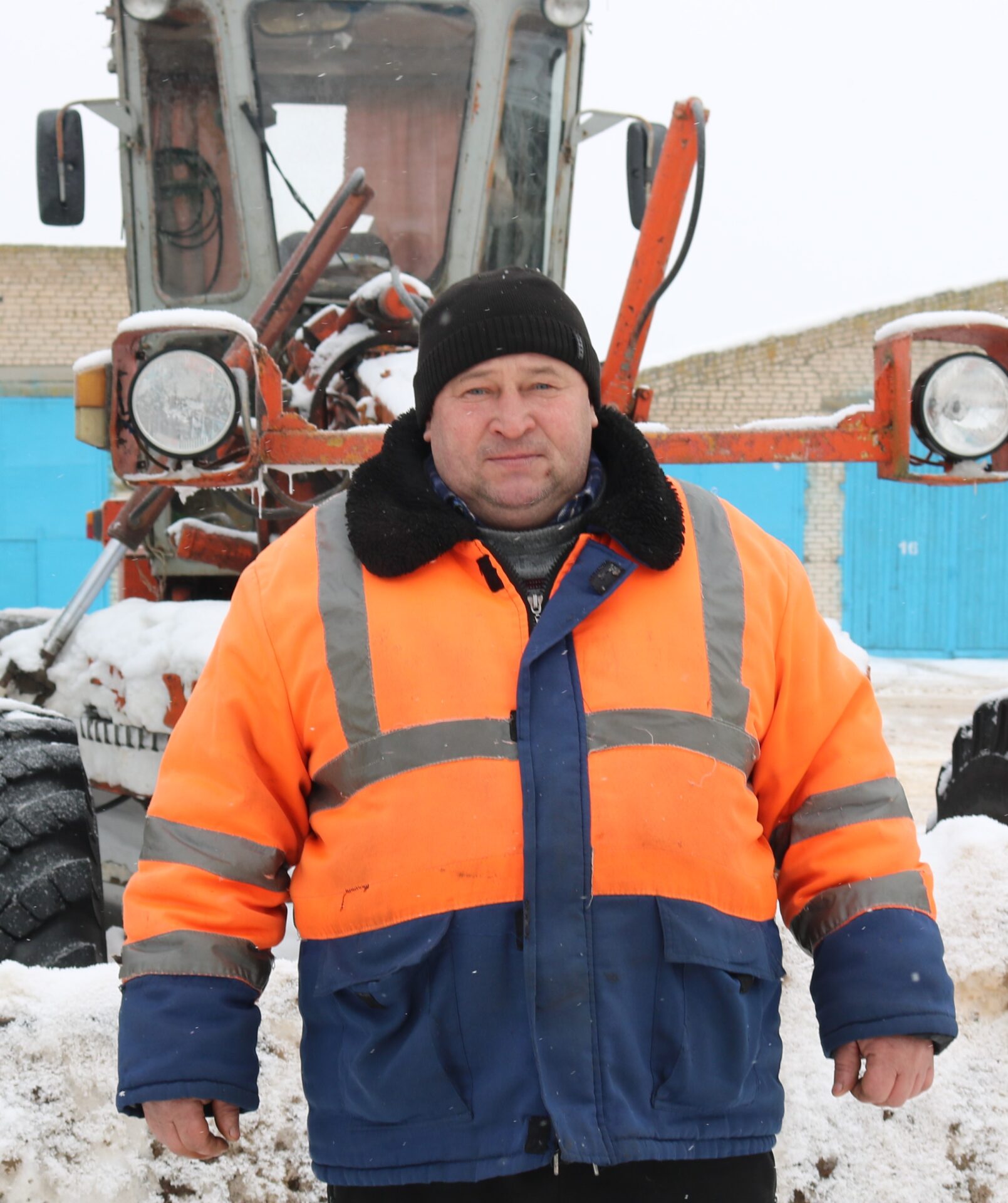 Работник Красногорского района Брянщины управляет и автогрейдером, и другой спецтехникой