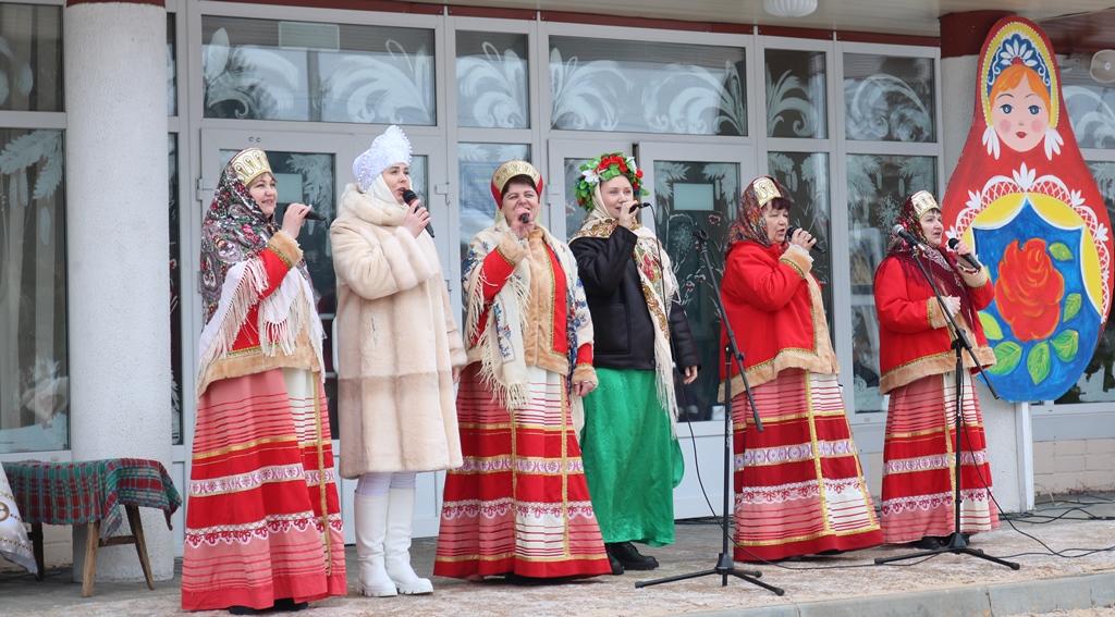 В брянской Красной Горе отметили Масленицу и проводили зиму