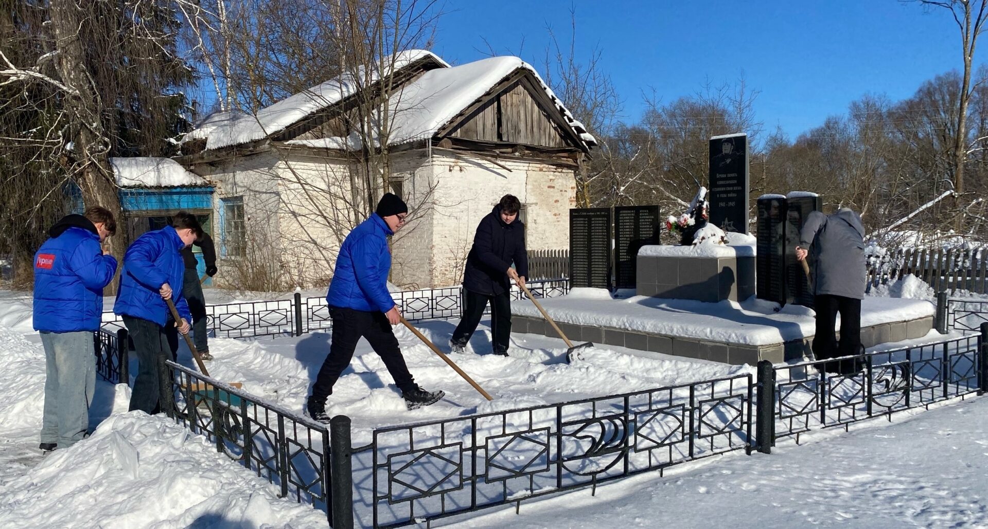 В красногорской деревне Селец Брянщины школьники убрали от снега памятник воинам-землякам