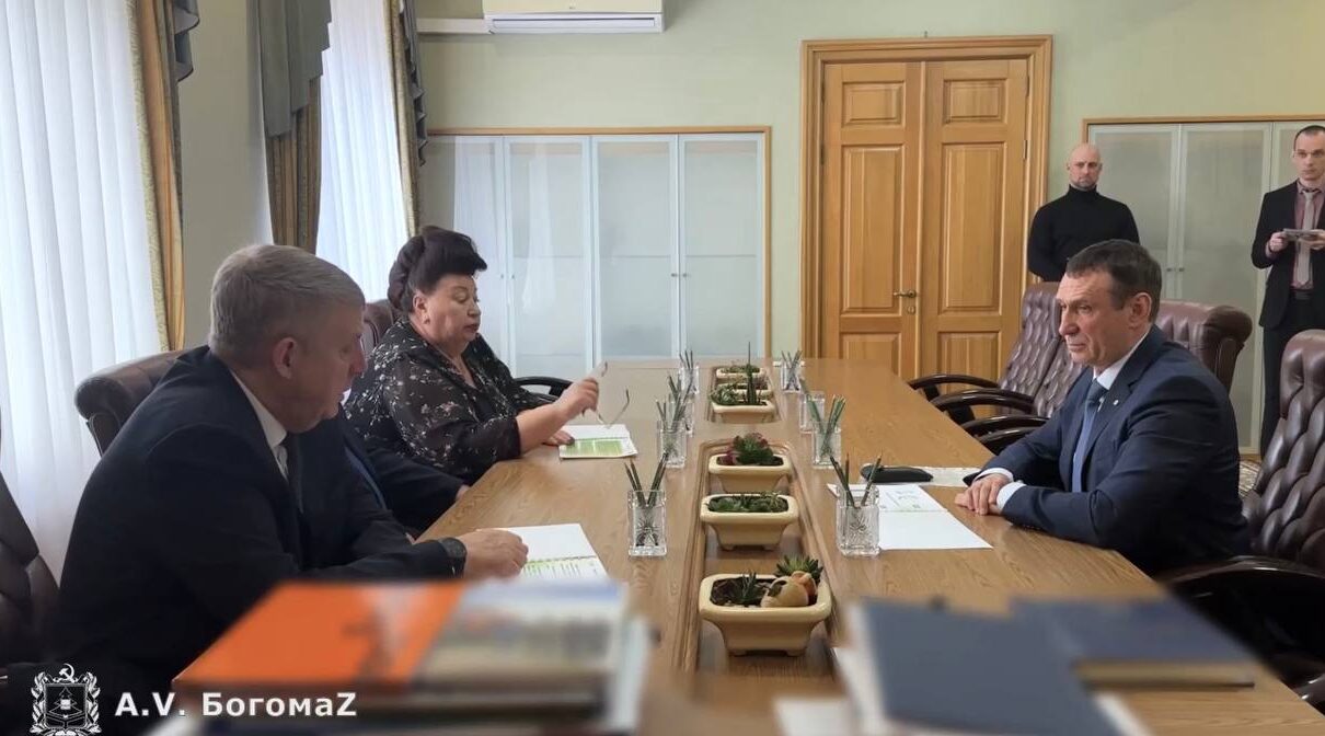 Глава региона Александр Богомаз встретился с управляющим Брянским отделением Сбербанка