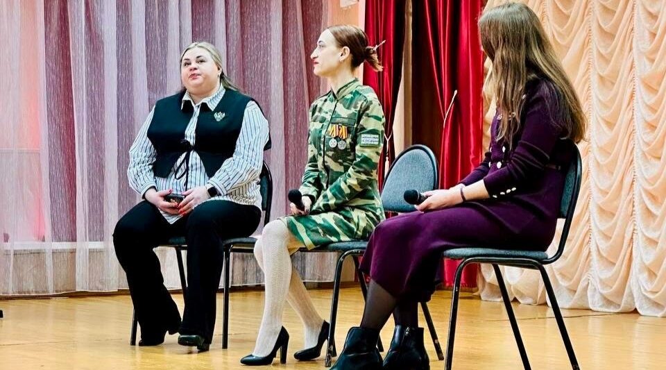 В брянском Глинищево прошла встреча школьников с ветераном СВО Юлией Сидоренок