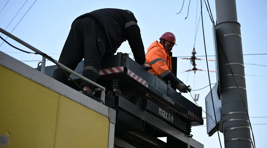 В Брянске монтеры за ночь восстановили троллейбусную сеть после удара ВСУ