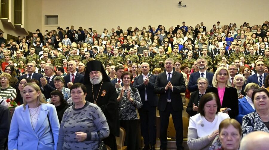 Глава Брянщины поблагодарил женщин – военнослужащих