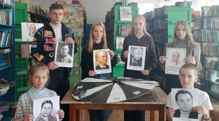 В рамках Года единства народов России в Яловской библиотеке брянской Красногорщине прошла познавательная игра «В гостях у любимых поэтов»