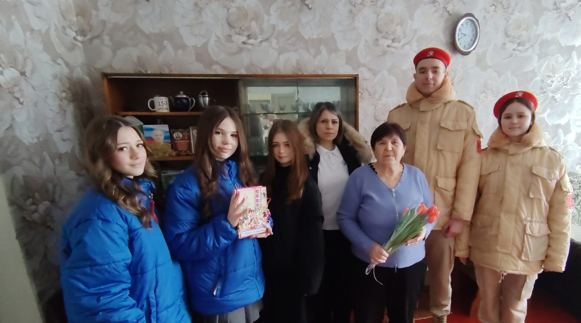  В преддверии 8 Марта красногорские школьники поздравили матерей, дети которых погибли на СВО