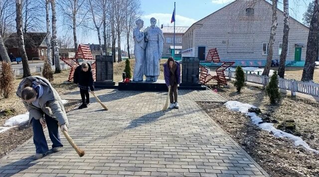 В Красногорском районе Брянщины проходят работы по благоустройству памятников и воинских захоронений