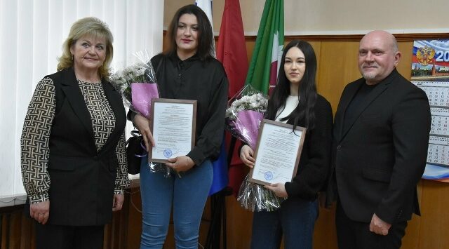 В брянском Дятькове Брянщины дети — сироты получили сертификаты на приобретение жилья