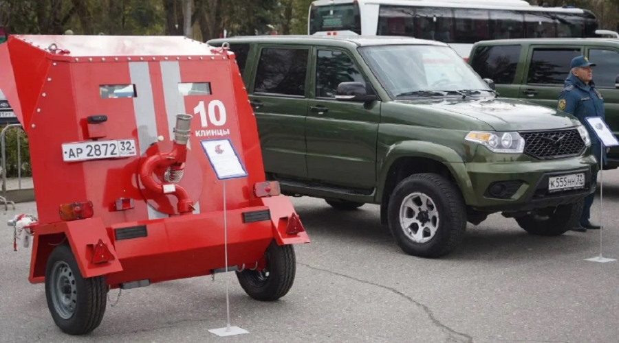 Брянским пожарным и  спасателям передали 11 единиц новой техники