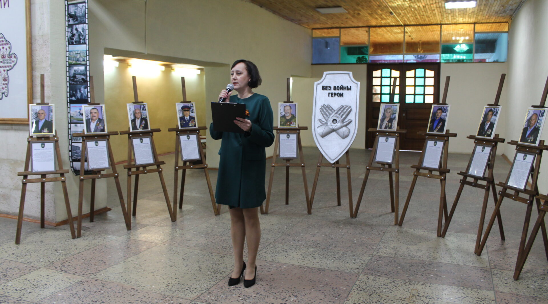 В брянском Локте состоялось открытие выставки фотопроекта «Без войны – герои»