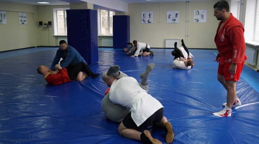 Титулованный брянский самбистАртем Осипенко провел мастер-класс для росгвардейцев  