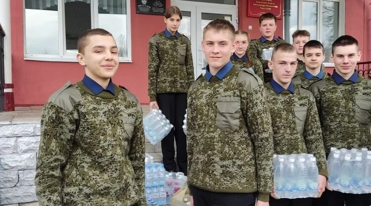 Кадеты из брянского Стародуба собрали гуманитарную помощь военнослужащим