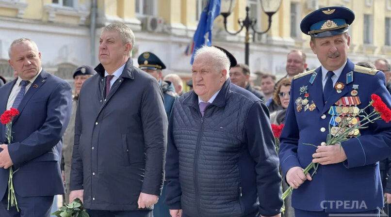 В Брянске состоялось торжественное мероприятие у памятника Юрию Гагарину