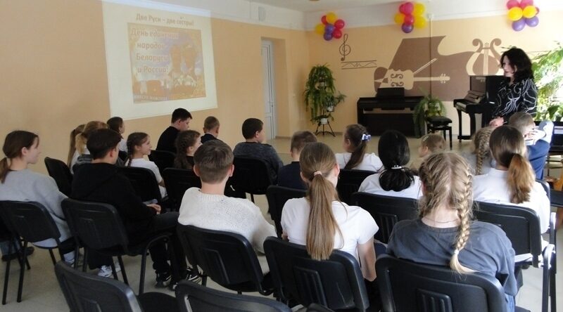 В Красногорской детской музыкальной школе прошёл час общения «Две Руси – две сестры»