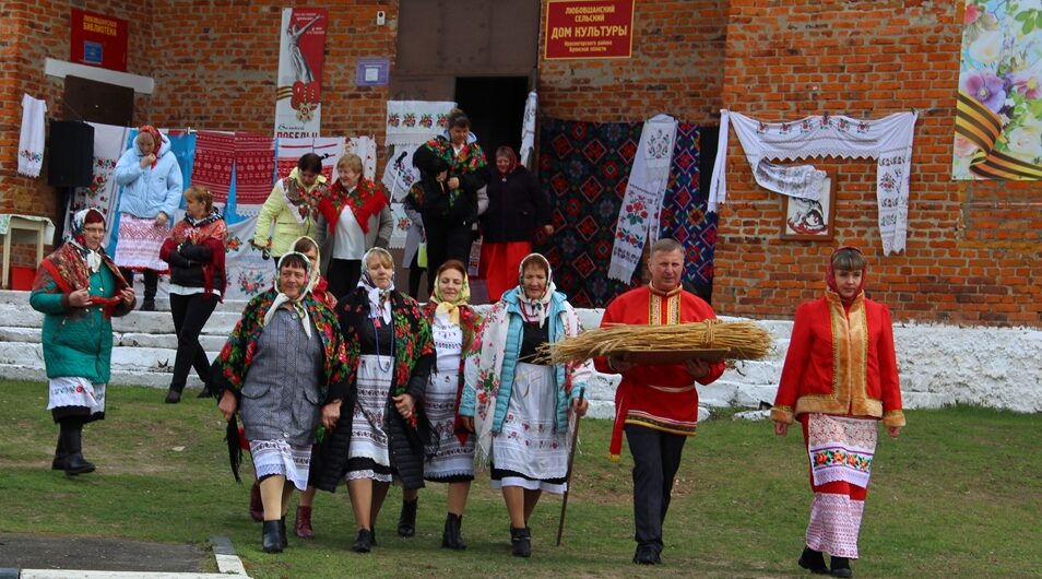 Старинный обрядовый праздник в красногорском Любовшо Брянщины