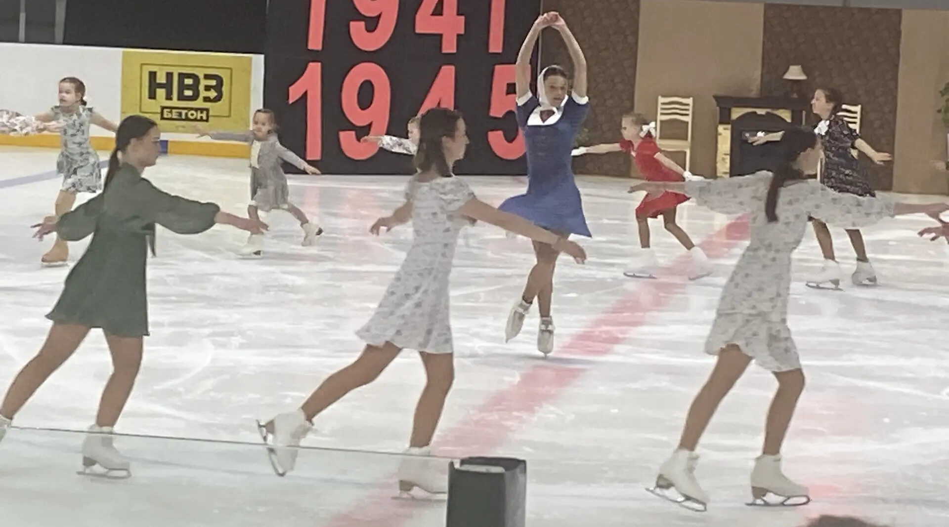В брянском Новозыбкове состоялось представление на льду «Живет Победа в поколеньях»