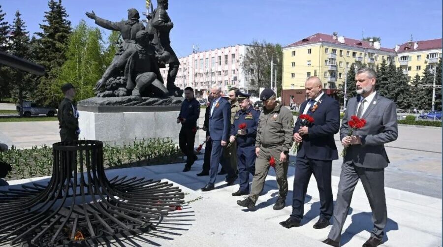 В Брянске губернатор Богомаз и советник главы МЧС России Мартынов возложили цветы к Вечному огню