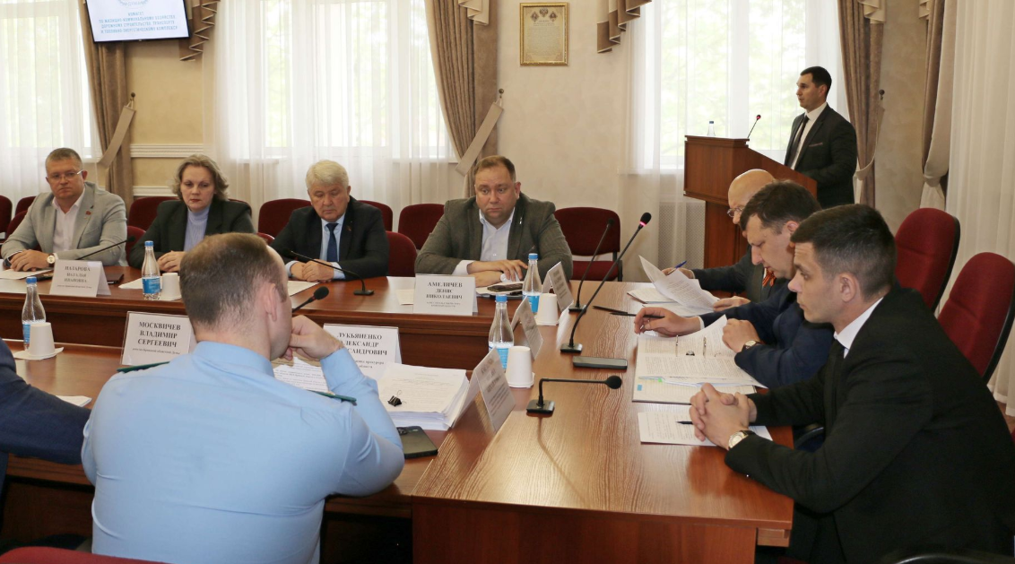 Депутаты Брянской облдумы работают над законодательством в сфере ЖКХ и транспорта