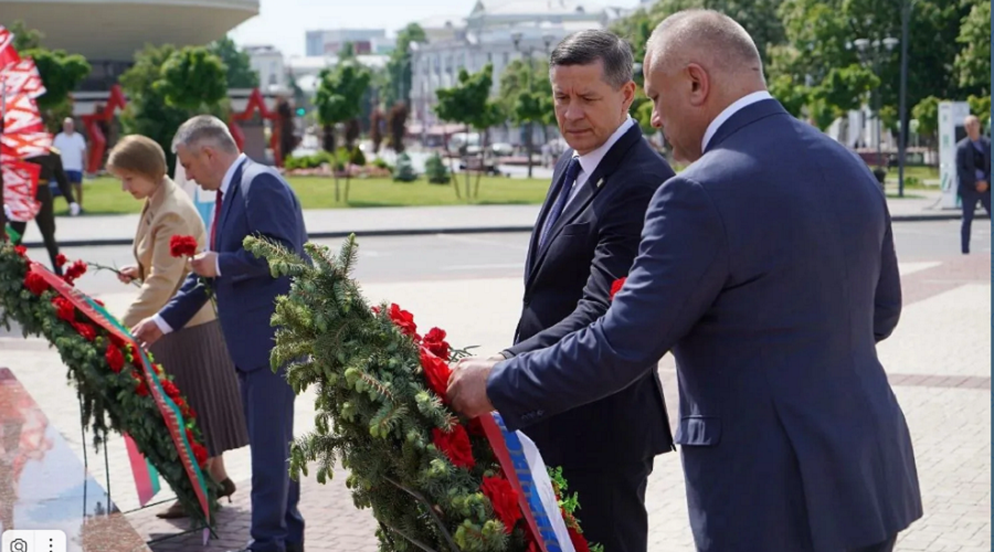 Глава Брянщины Егор Ковальчук возложил цветы на площади Восстания в Гомеле