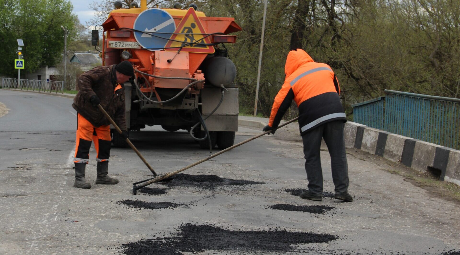 На красногорских дорогах Брянщины продолжается ямочный ремонт