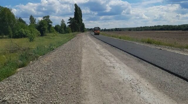 В Новозыбковском городском округе Брянщины продолжается ремонт участка автодороги
